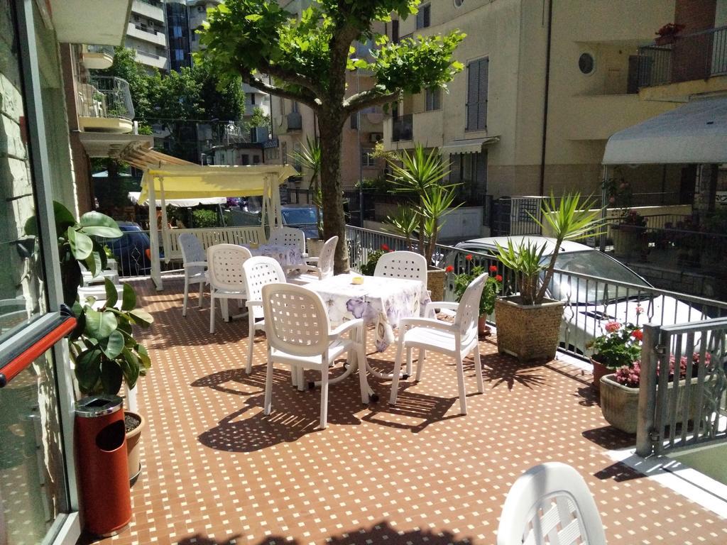 Hotel Ronconi Rimini Buitenkant foto