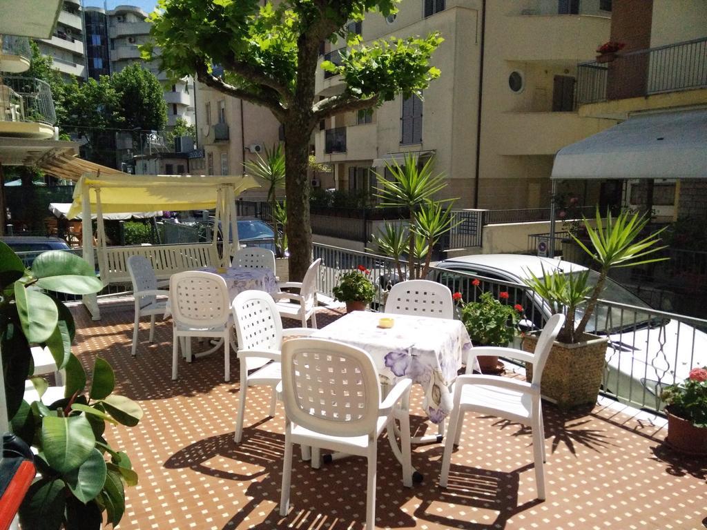 Hotel Ronconi Rimini Buitenkant foto