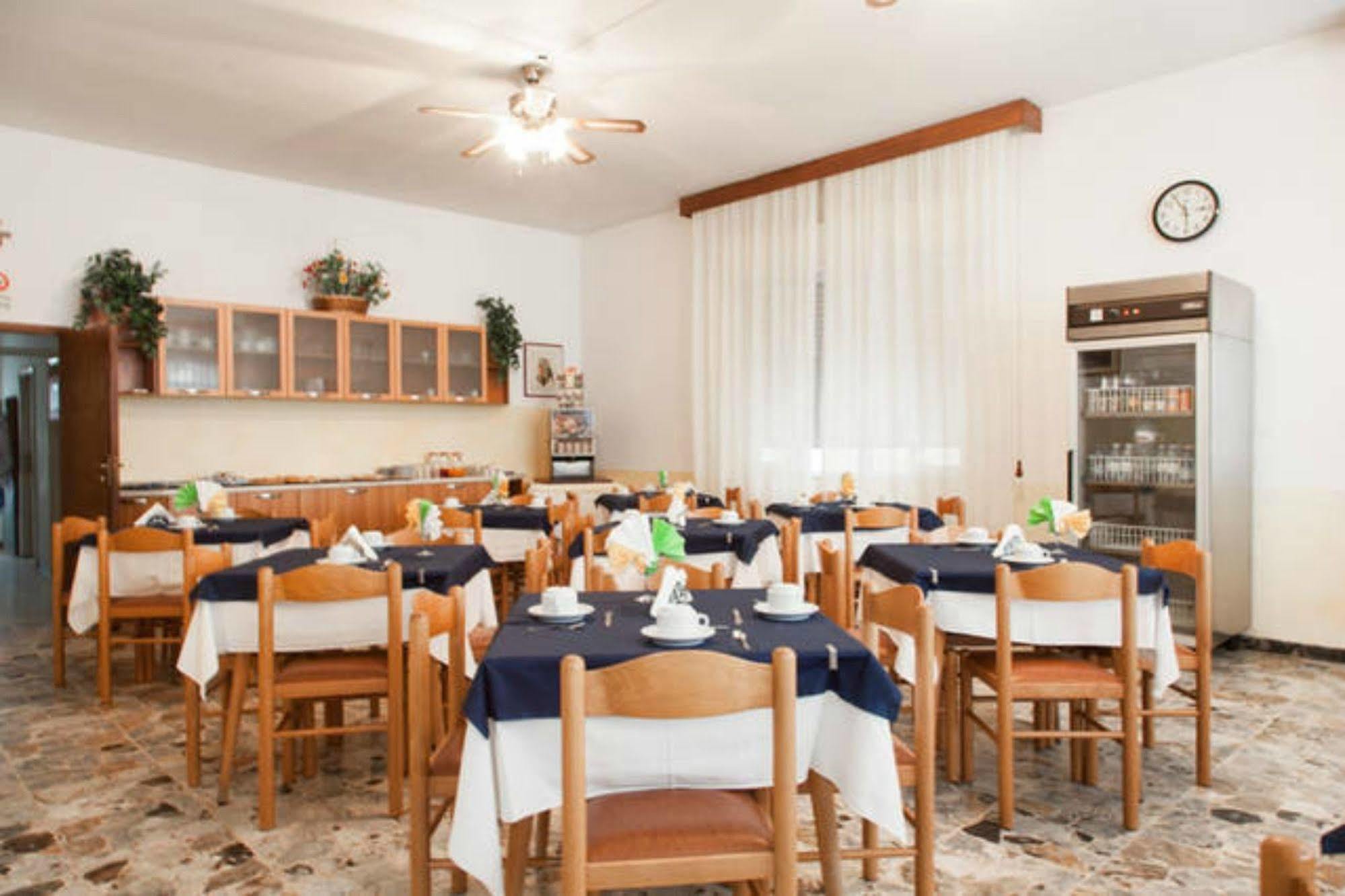 Hotel Ronconi Rimini Buitenkant foto
