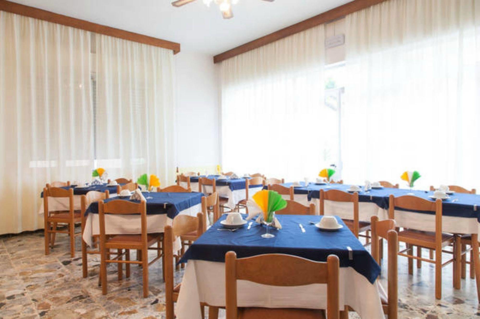 Hotel Ronconi Rimini Buitenkant foto